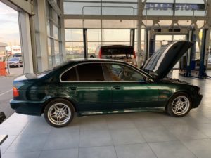 BMW E39 540 зеленая с открытым капотом