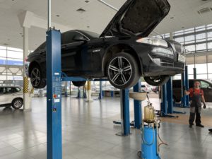 BMW 520 на подъемнике в автосервисе Motorwagen